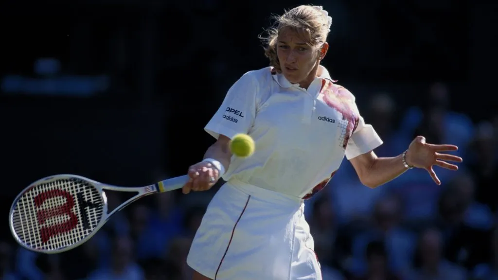 Steffi Graf plays a forehand return against Martina Hingis of Switzerland during their Women’s Singles First Round match at the Wimbledon Lawn Tennis Championship on 27th June 1995. (Source: Allsport/Getty Images)