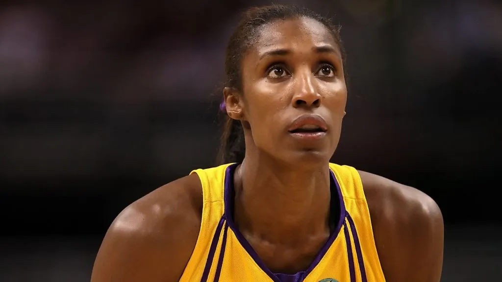 Lisa Leslie #9 of the Los Angeles Sparks shoots a free throw shot against the Phoenix Mercury in Game Two of the Western Conference Finals during the 2009 WNBA Playoffs. (Source: Christian Petersen/Getty Images)