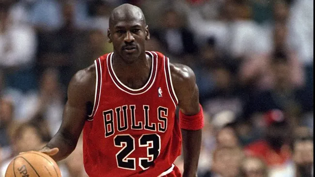 Guard Michael Jordan of the Chicago Bulls in action against the Miami Heat during a game at the Miami Arena on 7 Jan 1998. (Source: Andy Lyons /Allsport)