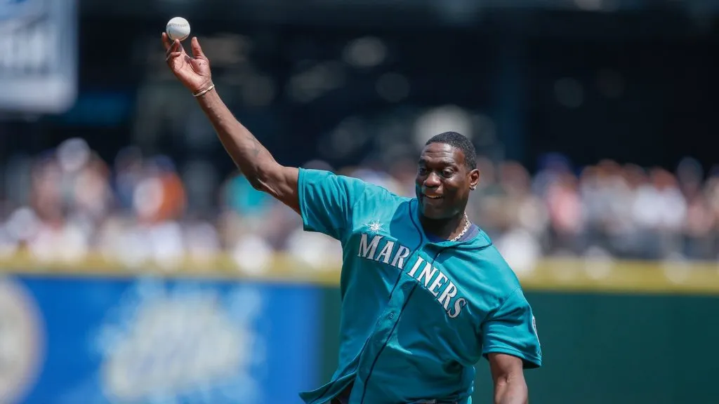 Shawn Kemp throwing baseball