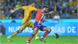 Andre-Pierre Gignac (L) of Tigres fights for the ball with Cristiano Piccini of San Luis