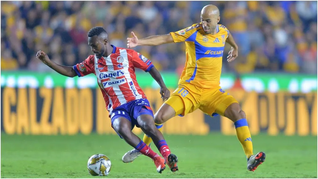 Guido Pizarro (R) of Tigres fights for the ball with Vitinho of San Luis – Azael Rodriguez/Getty Images