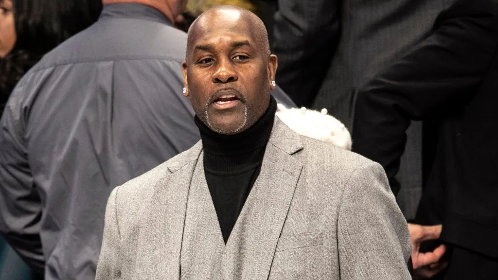 Gary Payton looks up