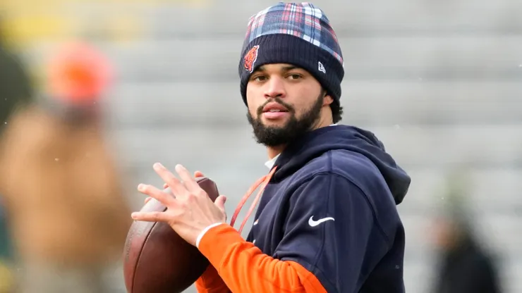 Caleb Williams #18 of the Chicago Bears warms up before the game against the Green Bay Packers at Lambeau Field on January 05, 2025 in Green Bay, Wisconsin.