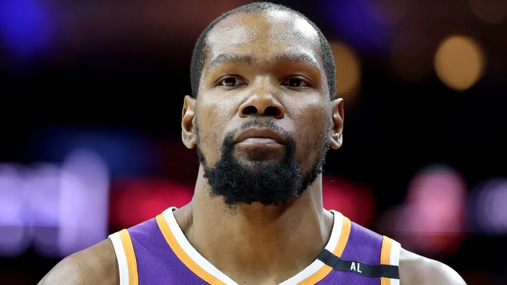 Kevin Durant #35 of the Phoenix Suns looks on during a game against the Philadelphia 76ers at the Wells Fargo Center on January 06, 2025. (Source: Emilee Chinn/Getty Images)