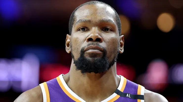 Kevin Durant #35 of the Phoenix Suns reacts during a game against the Charlotte Hornets on January 07, 2025.