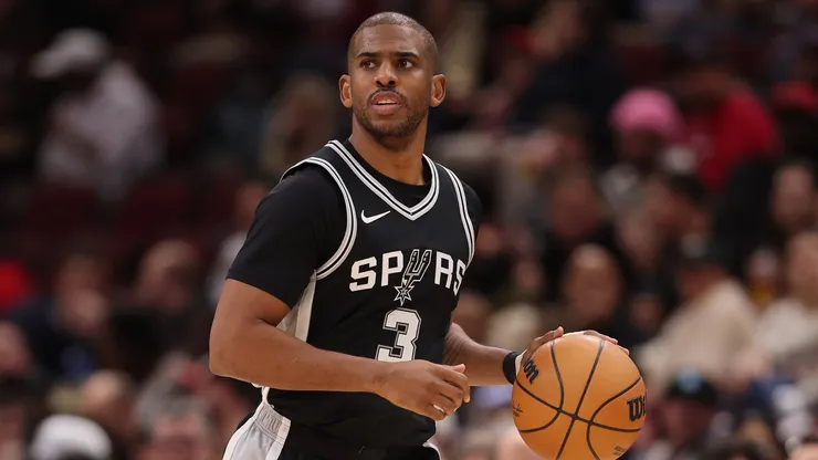 Chris Paul #3 of the San Antonio Spurs dribbles up the court against the Chicago Bulls during the second half at the United Center on January 06, 2025 in Chicago, Illinois.