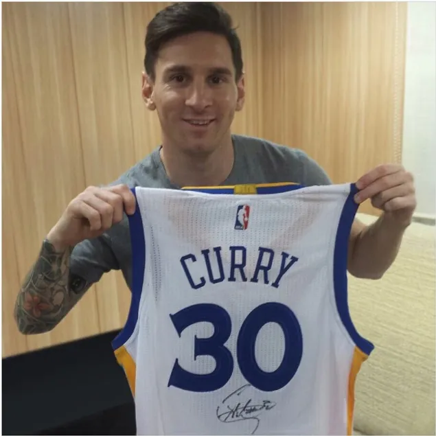 Lionel Messi receives the Golden State Warriors jersey signed by Stephen Curry. (Lionel Messi’s Instagram account)
