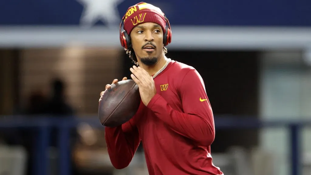 Jayden Daniels #5 of the Washington Commanders warms up prior to the game against the Dallas Cowboys at AT&T Stadium on January 05, 2025. (Source: Ron Jenkins/Getty Images)