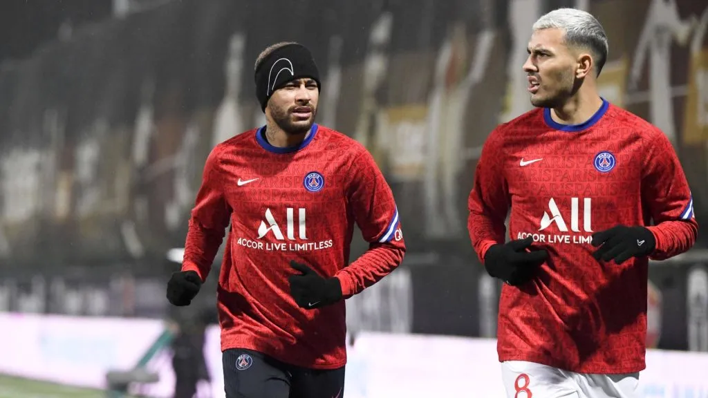 Neymar Jr. and Leandro Paredes warming up before a game between Angers and Paris Saint-Germain in 2021.