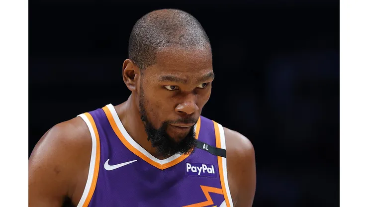 Kevin Durant #35 of the Phoenix Suns reacts against the Atlanta Hawks during the fourth quarter at State Farm Arena on January 14, 2025 in Atlanta, Georgia.