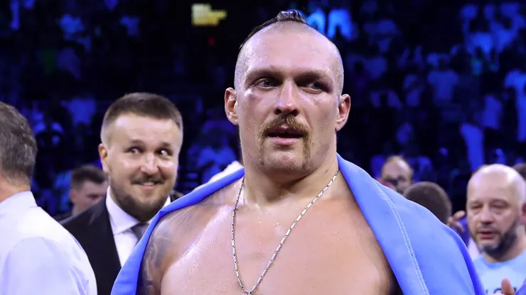 Oleksandr Usyk celebrates with their belts after their victory over Anthony Joshua in their World Heavyweight Championship fight during the Rage on the Red Sea Heavyweight Title Fight at King Abdullah Sports City Arena on August 20, 2022 in Jeddah, Saudi Arabia.