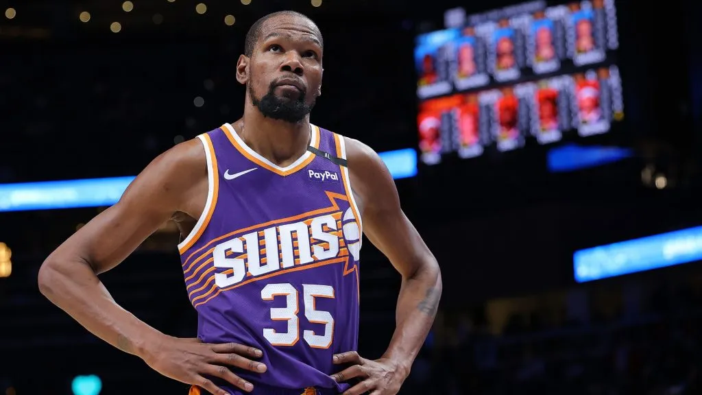 Kevin Durant looks up