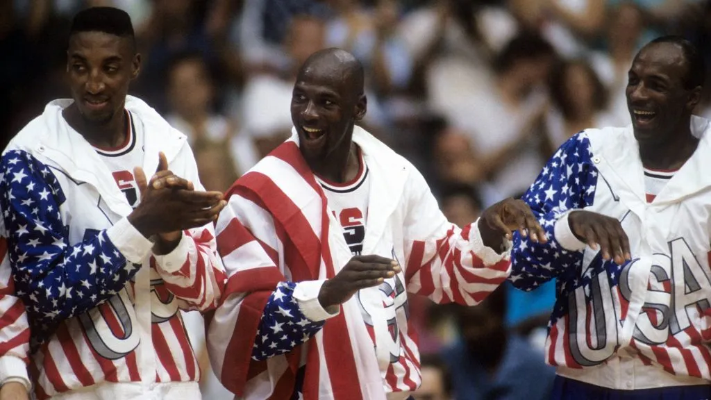 Scottie Pippen, Michael Jordan and Clyde Drexler during the 1992 gold medal ceremony at Barcelona. (IMAGO / WEREK)