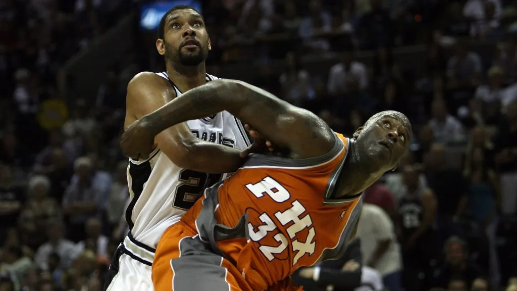 Forward Tim Duncan #21 of the San Antonio Spurs battles with Shaquille O’Neal #32 of the Phoenix Suns. (Ronald Martinez/Getty Images)