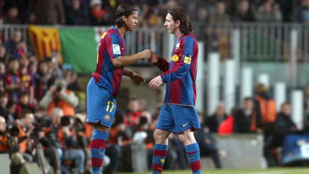 Giovani Dos Santos replacing Lionel Messi during a 2008 La Liga game.