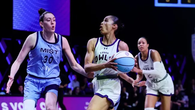 Skylar Diggins-Smith of the Lunar Owls drives ahead of Breanna Stewart #30 (Carmen Mandato/Getty Images)