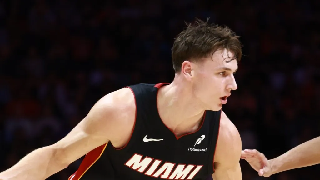  Pelle Larsson #9 of the Miami Heat controls the ball against the Los Angeles Lakers during the second half