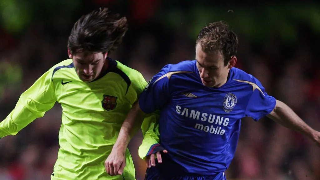Lionel Messi of Barcelonabattles with Arjen Robben of Chelsea during the UEFA Champions League