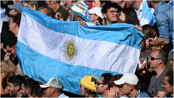 An Argentina flag is displayed in the crowd