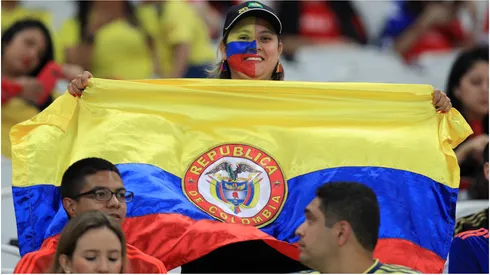 A fan of Colombia shows a Colombian flag