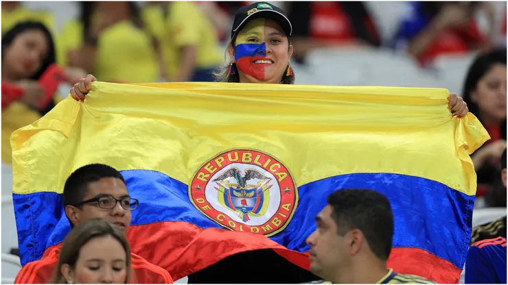 A fan of Colombia shows a Colombian flag