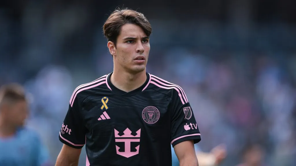 federico redondo looks on