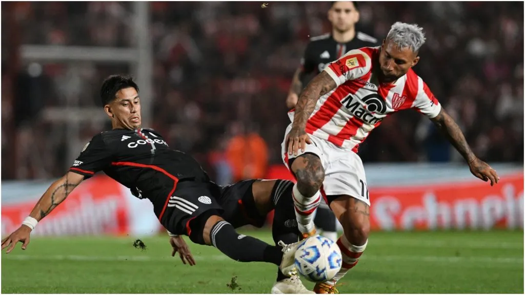 Maximiliano Meza of River Plate and Damian Batallini battle for the ball – Hernan Cortez/Getty Images