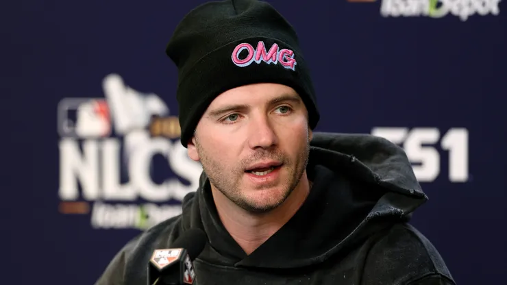 Pete Alonso speaks to the media.