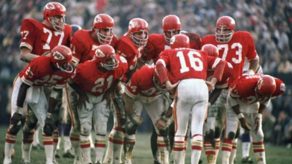Kansas City Chiefs QB Len Dawson huddles with the offense during Super Bowl IV in 1970. (Source: @CapologyDept)