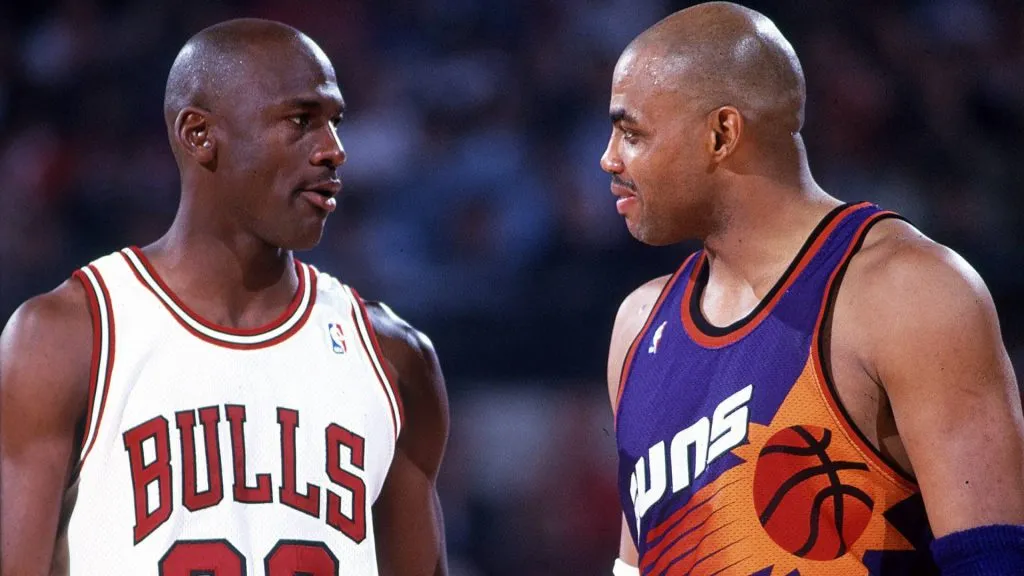 Michael Jordan and Charles Barkley during a game between Chicago Bulls and Phoenix Suns. (IMAGO / Icon Sportswire)