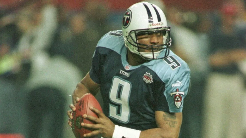 Titans Quarterback Steve McNair (#9) runs the ball during Super Bowl XXXIV between the St Louis Rams and the Tennessee Titans in 2000. (Source: Al Bello)