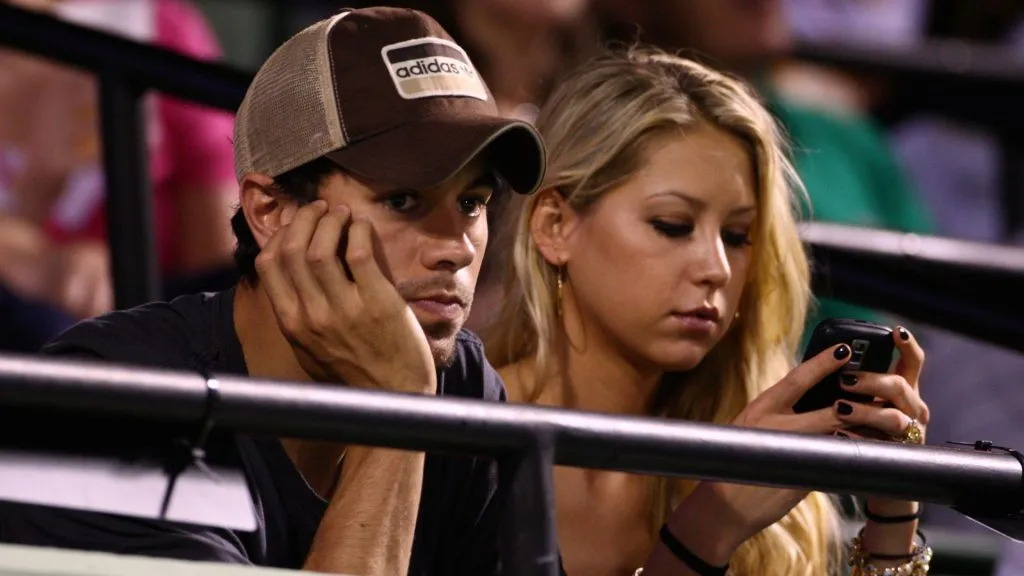 Enrique Iglesias and girlfriend Anna Kournikova in 2009 (Clive Brunskill/Getty Images)