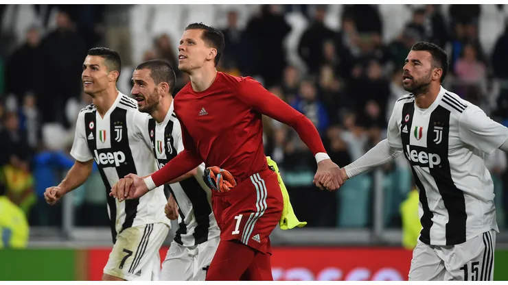 Cristiano Ronaldo, Leonardo Bonucci, Wojciech Szczesny and Andrea Barzagli of Juventus celebrates the victory during the Serie A match between Juventus and Cagliari on November 3, 2018 in Turin, Italy.