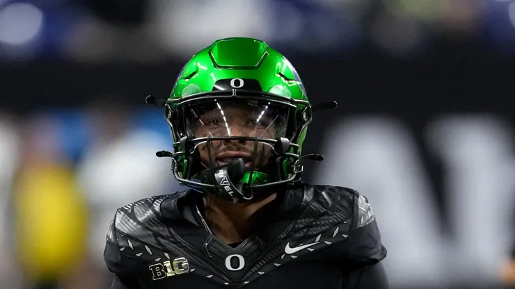 Tez Johnson #15 of the Oregon Ducks warms up prior to the 2024 Big Ten Football Championship against the Penn State Nittany Lions at Lucas Oil Stadium on December 07, 2024 in Indianapolis, Indiana.
