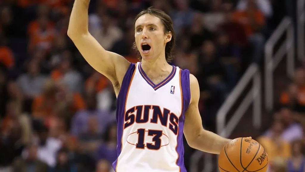 Steve Nash #13 of the Phoenix Suns handles the ball during the NBA game against the Golden State Warriors at US Airways Center on October 30, 2009. (Source: Christian Petersen/Getty Images)