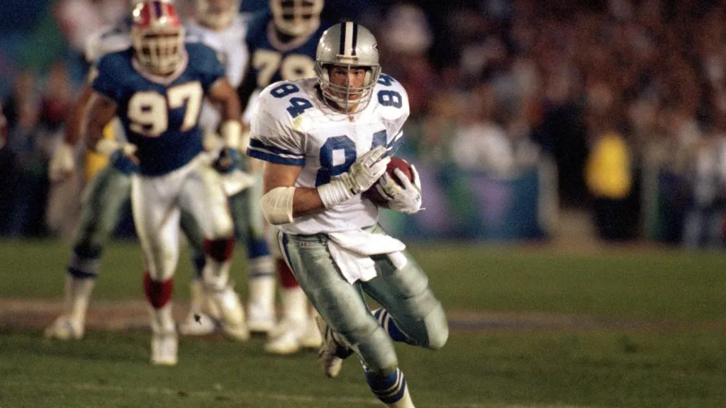 Tight end Jay Novacek #84 of the Dallas Cowboys hustles for yards during Super Bowl XXVII against the Buffalo Bills at the Rose Bowl on January 31, 1993. (Source: George Rose/Getty Images)