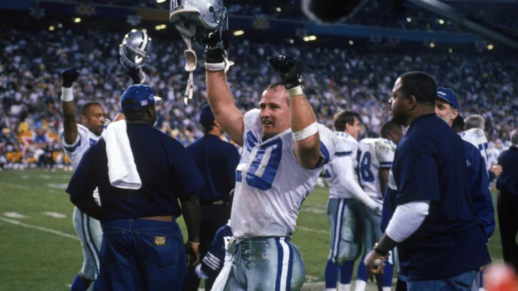 Safety Bill Bates #40 of the Dallas Cowboys celebrates on the sidelines during Super Bowl XXX against the Pittsburgh Steelers at Sun Devil Stadium on January 28, 1996.