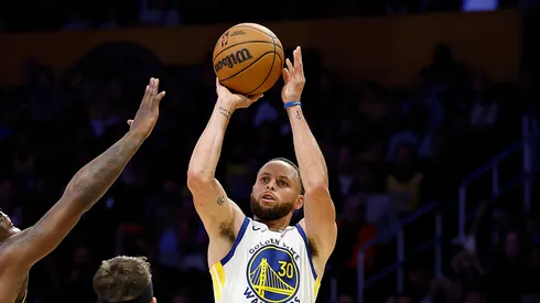 Stephen Curry #30 of the Golden State Warriors takes a shot against the Los Angeles Lakers
