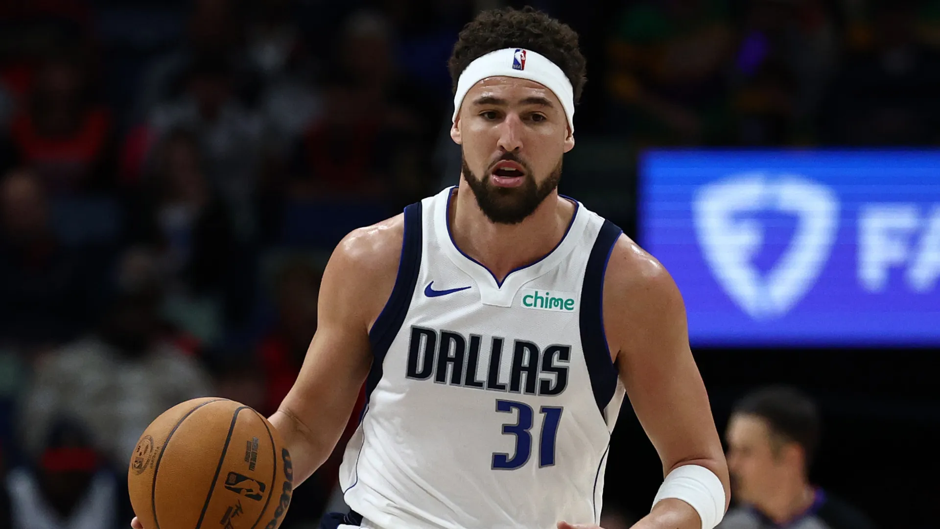 Klay Thompson #31 of the Dallas Mavericks drives the ball.