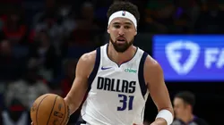 Klay Thompson #31 of the Dallas Mavericks drives the ball.