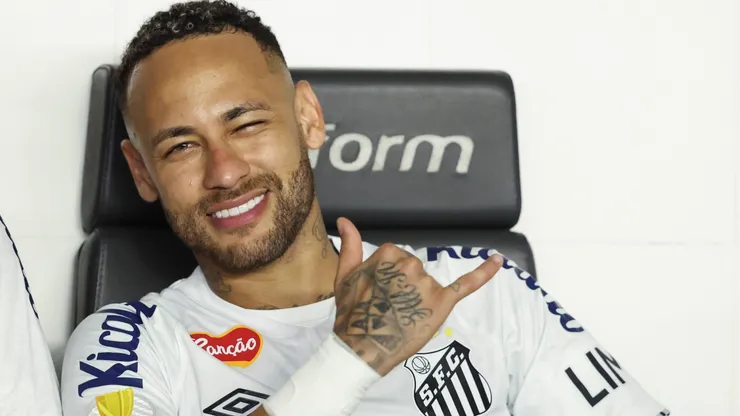 Neymar of Santos gestures before a Campeonato Paulista 2025 match between Santos and Botafogo at Urbano Caldeira Stadium (Vila Belmiro) on February 05, 2025.