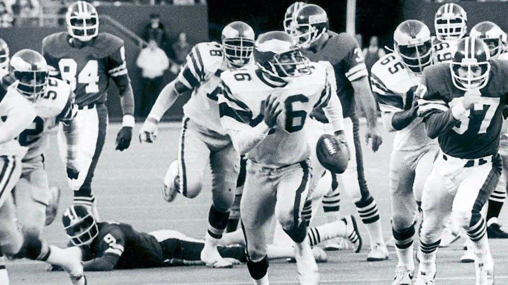 Herman Edwards picks up an inexplicable fumble and scores as the Eagles stun the Giants in the “Miracle at the Meadowlands”. (Source: @Super70sSports)