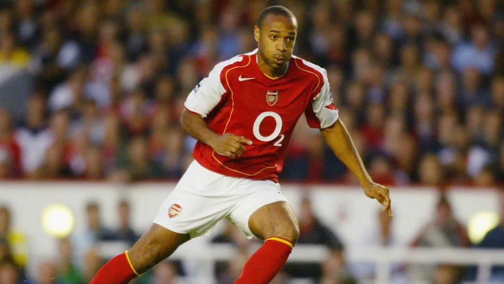 Thierry Henry of Arsenal runs with the ball during the Barclays Premiership match between Arsenal and Blackburn Rovers at Highbury on August 25, 2004. (Source: David Rogers/Getty Images)