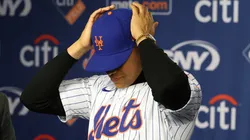 Juan Soto with his New York Mets jersey.