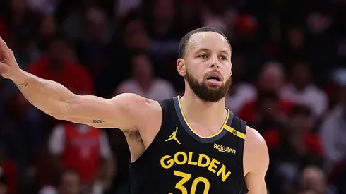 Stephen Curry #30 of the Golden State Warriors handles the ball against the Houston Rockets