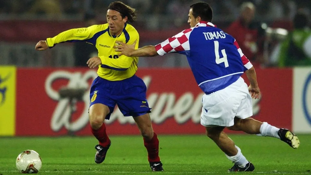 Alex Aguinaga of Ecuador takes the ball past Stjepan Tomas of Croatia during the FIFA World Cup 2002.