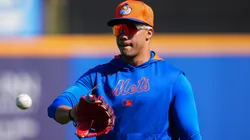 Juan Soto #22 of the New York Mets warms up during spring training workouts at Clover Park on February 17, 2025 in Port St. Lucie, Florida.