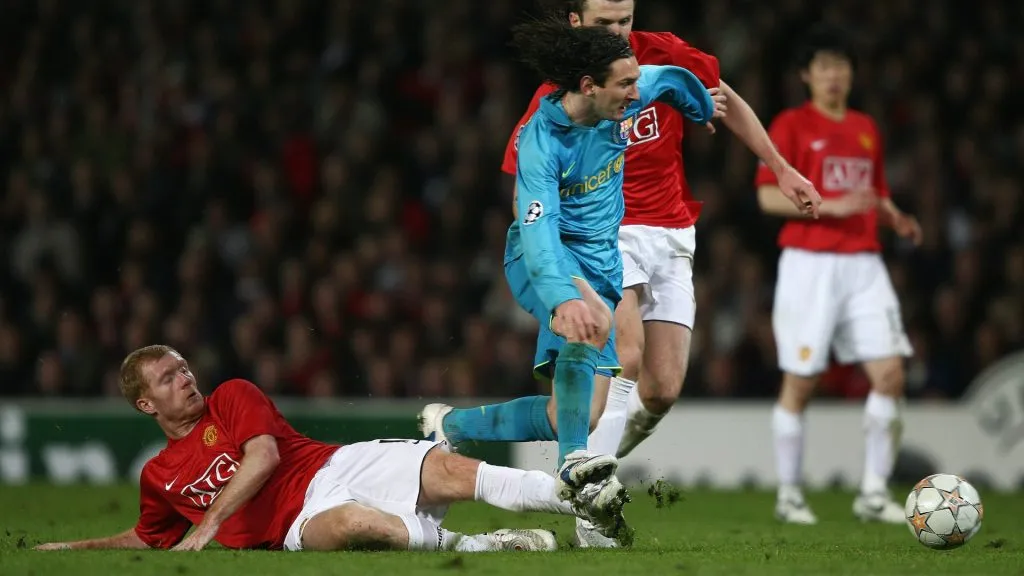 Paul Scholes challenges Lionel Messi during the UEFA Champions League Semi Final, second leg match between Manchester United and Barcelona. (Clive Brunskill/Getty Images)
