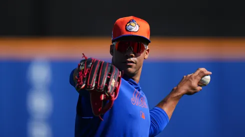 Juan Soto #22 of the New York Mets warms up during spring training workouts at Clover Park on February 17, 2025 in Port St. Lucie, Florida.